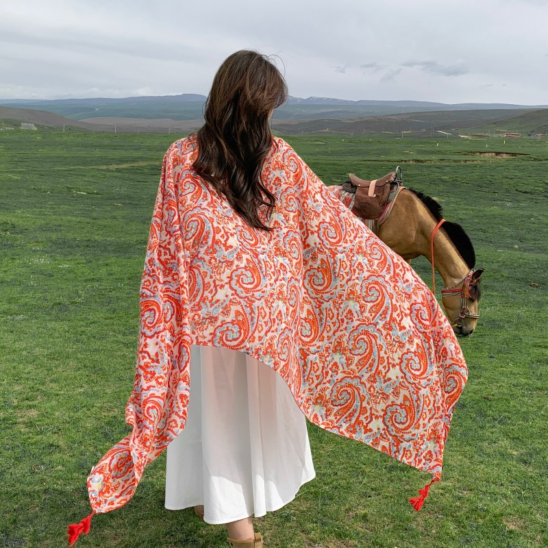 2023 nueva fotografía de viaje bufanda de seda exterior Xiangyun Totem bufanda impresa de las mujeres retro estilo étnico protección solar chal