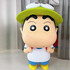 クレヨンしんちゃんの手作りの置物が可愛いです。デスクトップのカエルを癒します。