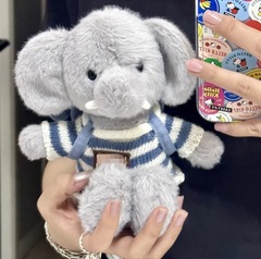 リュックサックの小さい象のぬいぐるみの超柔らかいかわいい人形はぬいぐるみをなだめます。