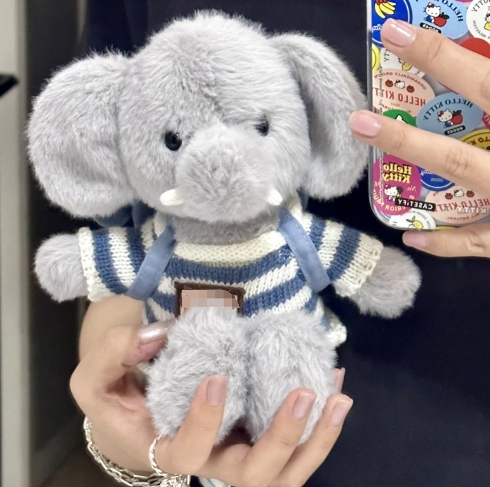リュックサックの小さい象のぬいぐるみの超柔らかいかわいい人形はぬいぐるみをなだめます。|undefined