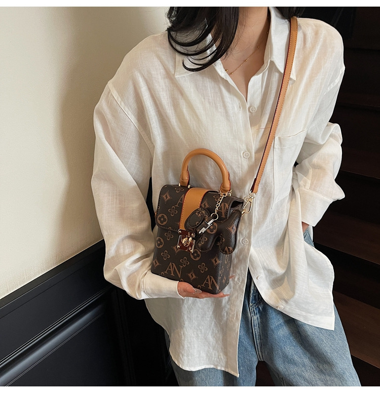 A new Korean-style versatile and simple single-shoulder crossbody bag for women in the summer of 2025, featuring a Korean-style mobile phone bag undefined