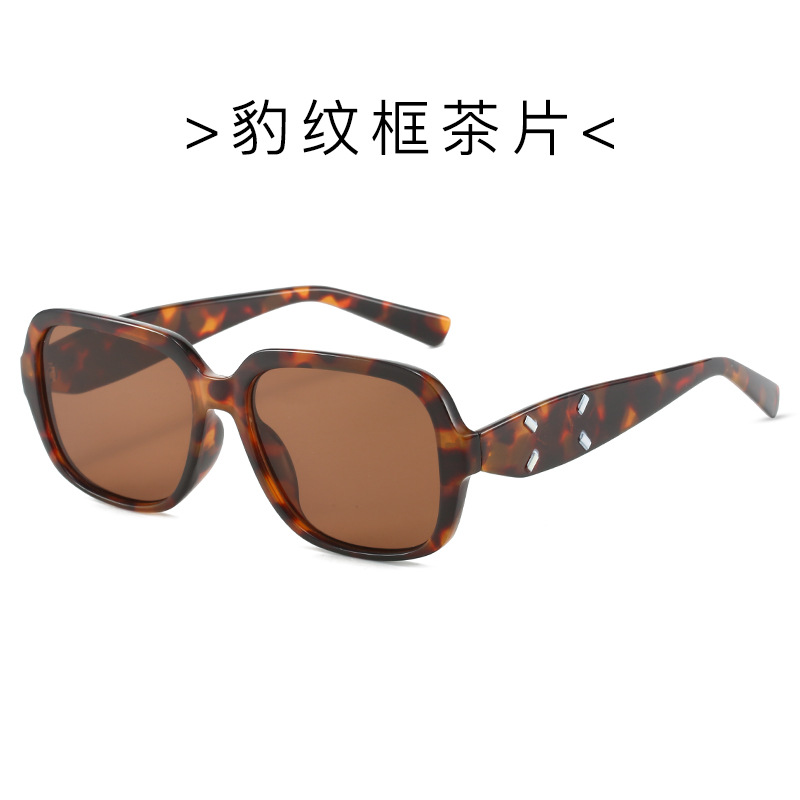 Tabletas de té con marco de leopardo