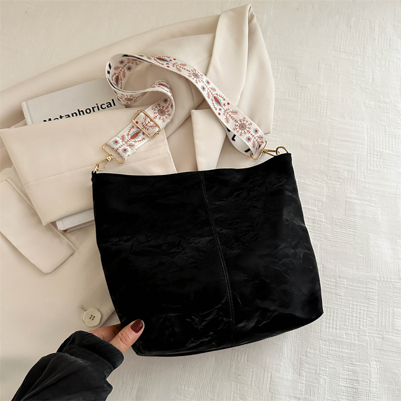 Textura simple de gran capacidad 2024, nuevo nicho de verano de moda bolsas de cubo de agua, mochila casual versátil