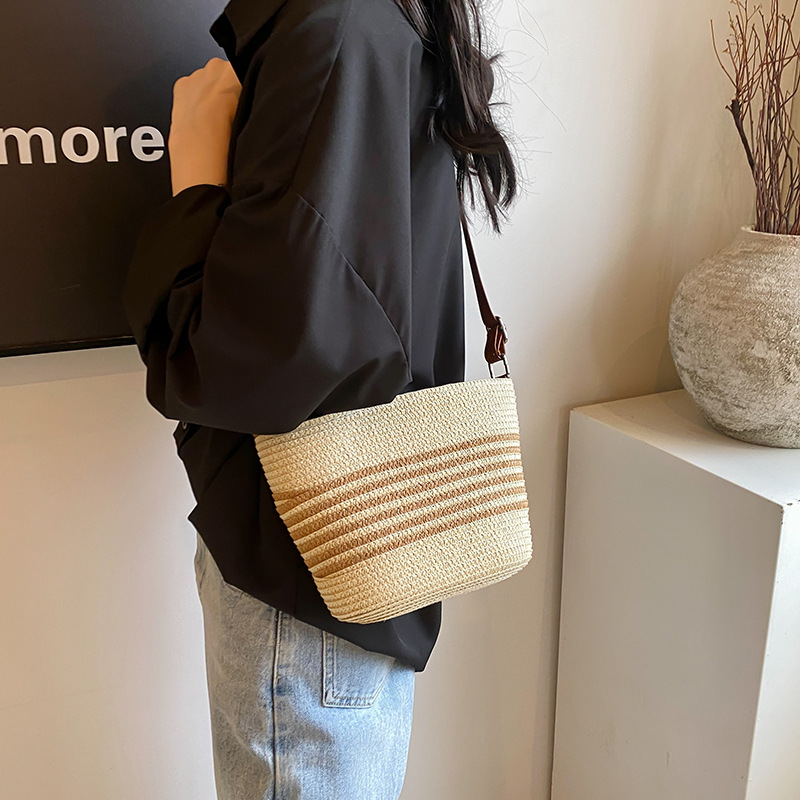 Bolsas de paja populares de verano para mujeres 2024 nuevas bolsas de vacaciones de playa de tejido casuales versátiles bolsas de balde de mochila