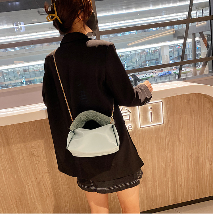 Plush Tote Large Capacity 2021 Autumn New Chain Plush Bag Hand Carrying Western Style Shoulder Messenger Bag display picture 9