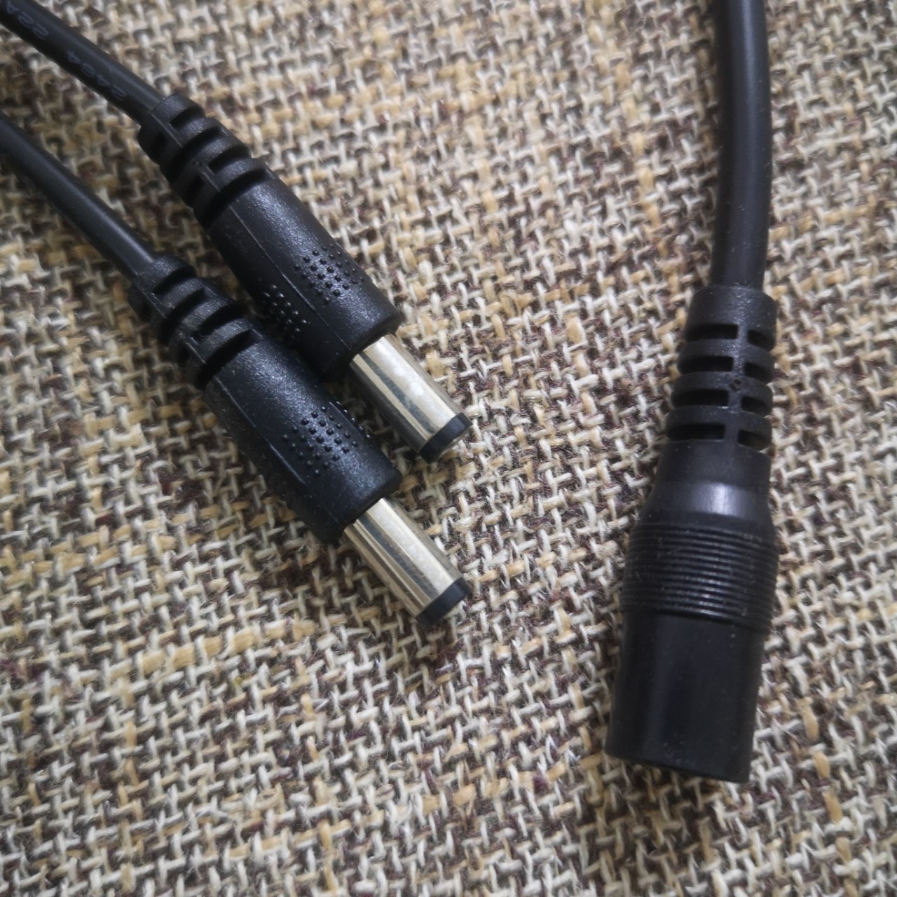 ����ֱ��DC�߰���������һ����һ�϶�12����Դ�����������ֻ���