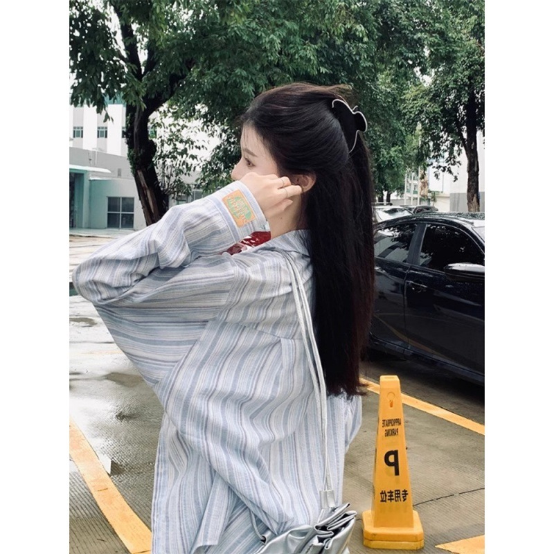青いストライプの長袖の日焼け止めのシャツの上着の女性の春秋のゆったりしているカジュアルなシャツはやせている上着の小さいカーディガンを現します。|undefined