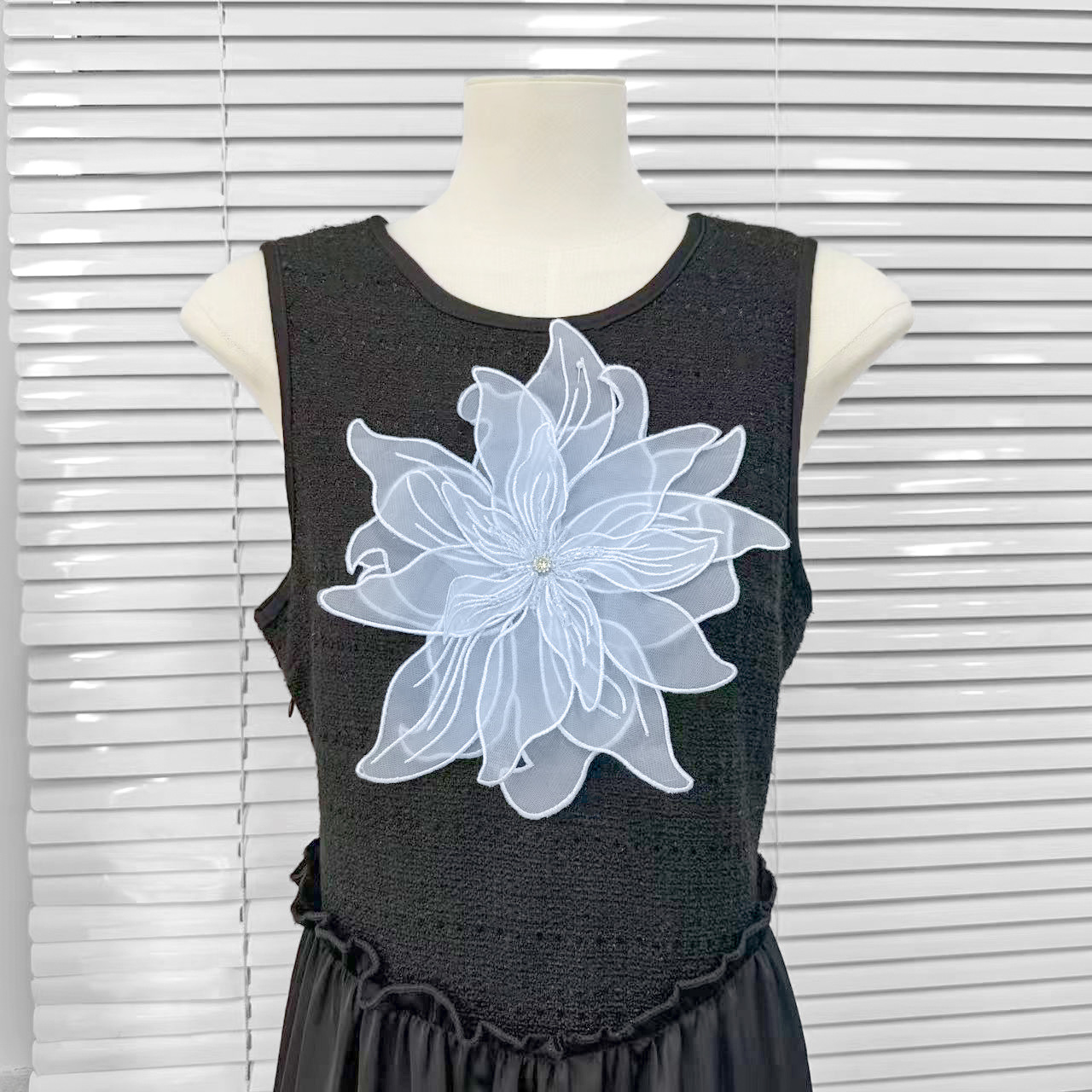 Parche de tela floral en blanco y negro con cuentas y múltiples capas de organza, muy vendido, con alfileres para diseño de vestidos y accesorios DIY. image 13