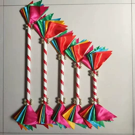 旗帜;灯笼;垃圾桶