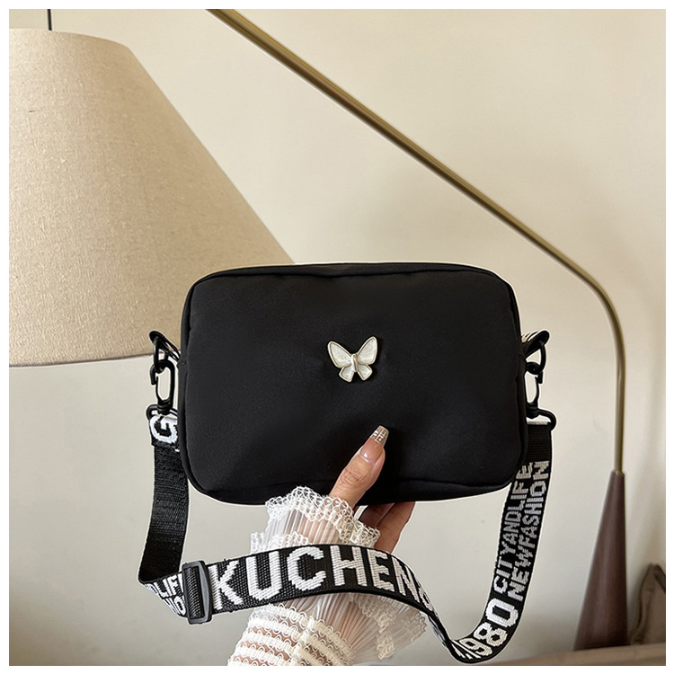 2024 nuevo bolso cuadrado pequeño de banda ancha de tela de nailon de todo fósforo de moda versión coreana del bolso diagonal simple de un solo hombro femenino de mariposa ins