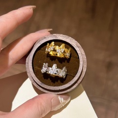 新しい中世スタイルのゴールドブラッシュマイクロセット輝くダイヤモンドスーパーフェアリーバタフライリングニッチデザインライトラグジュアリーハイエンドリング