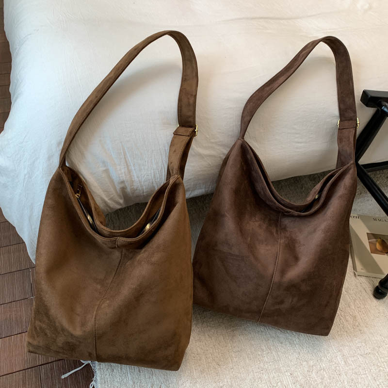 Otoño y invierno coreano de seda bolsa de balde de gran capacidad de hombro bolso de mano para mujeres 2025 nuevo retro viaje mochila