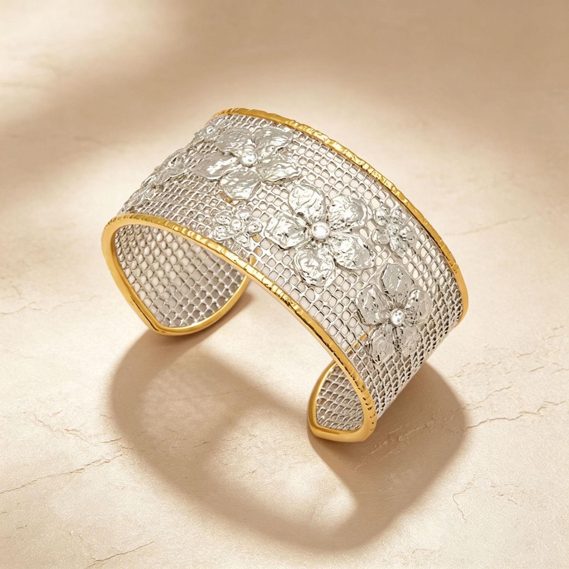 Exquisite French-style hollowed-out bracelet and ring set, fashionable, elegant, and refined