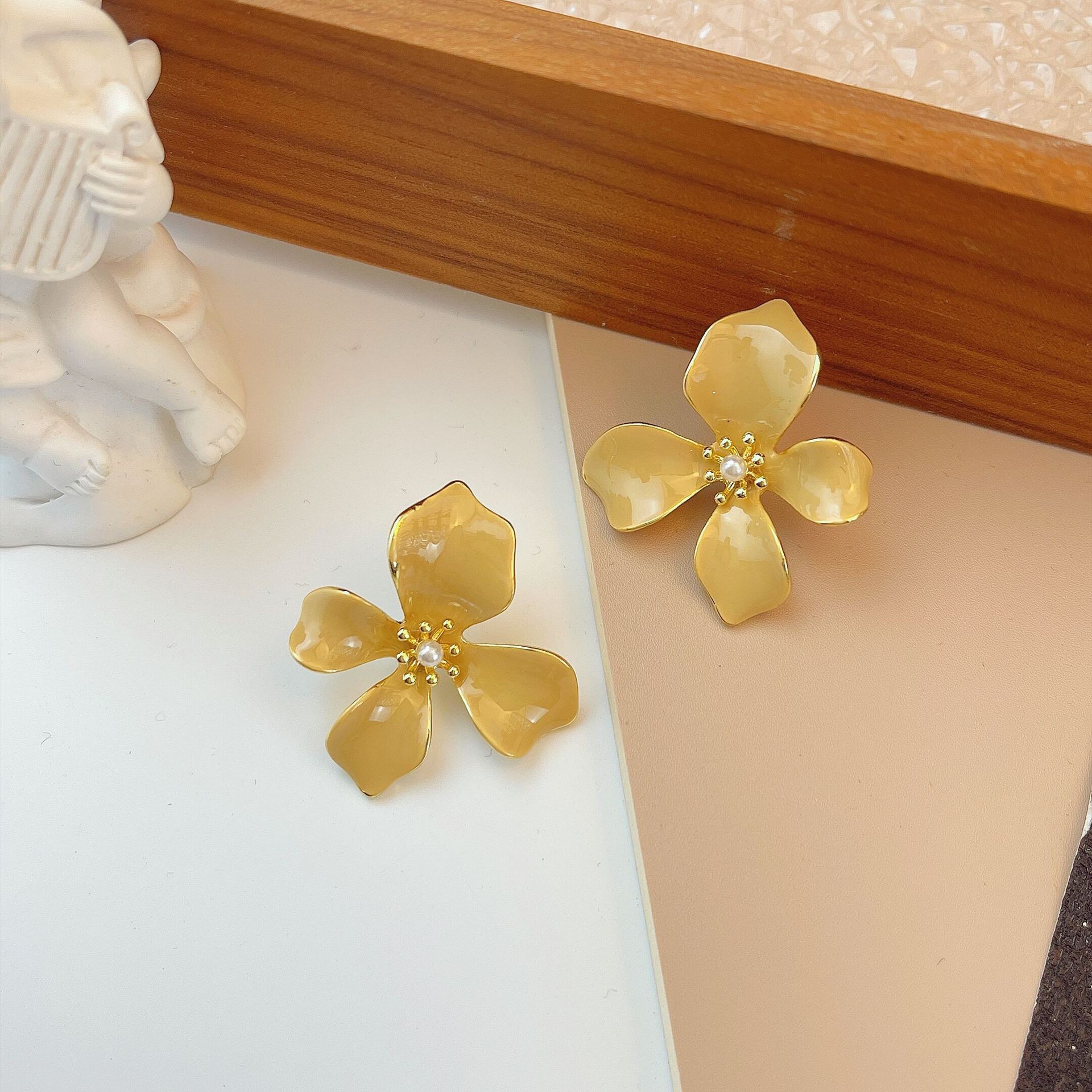 F7320C 라이트 커피 플라워 귀걸이