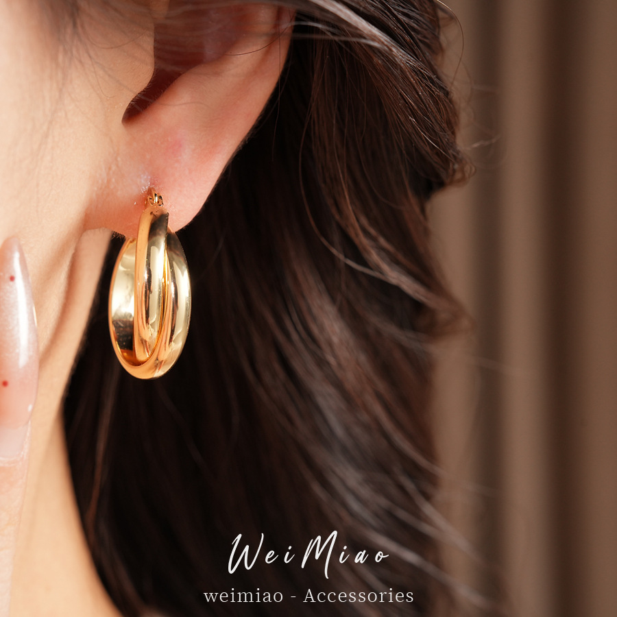 Brillante redondo enrollado cruzado perfiles temperamento simple personalidad aretes ligeros de lujo alta sensación auriculares al por mayor mujeres