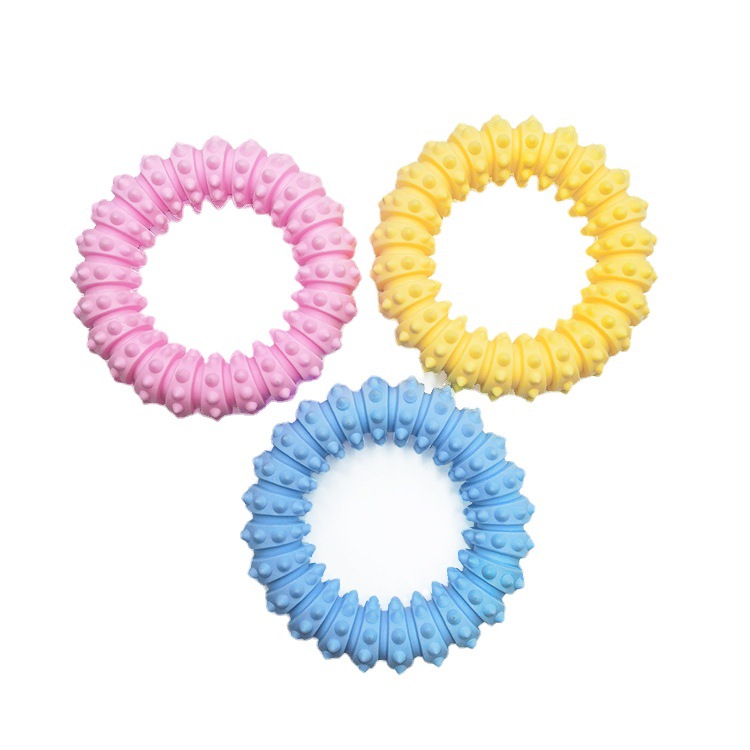 Juguete tapado para aliviar la mordedura de las mascotas Juguete de espuma Circle TPR Juguete interactivo para perros de entrenamiento grande, mediano y pequeño resistente a los mordiscos