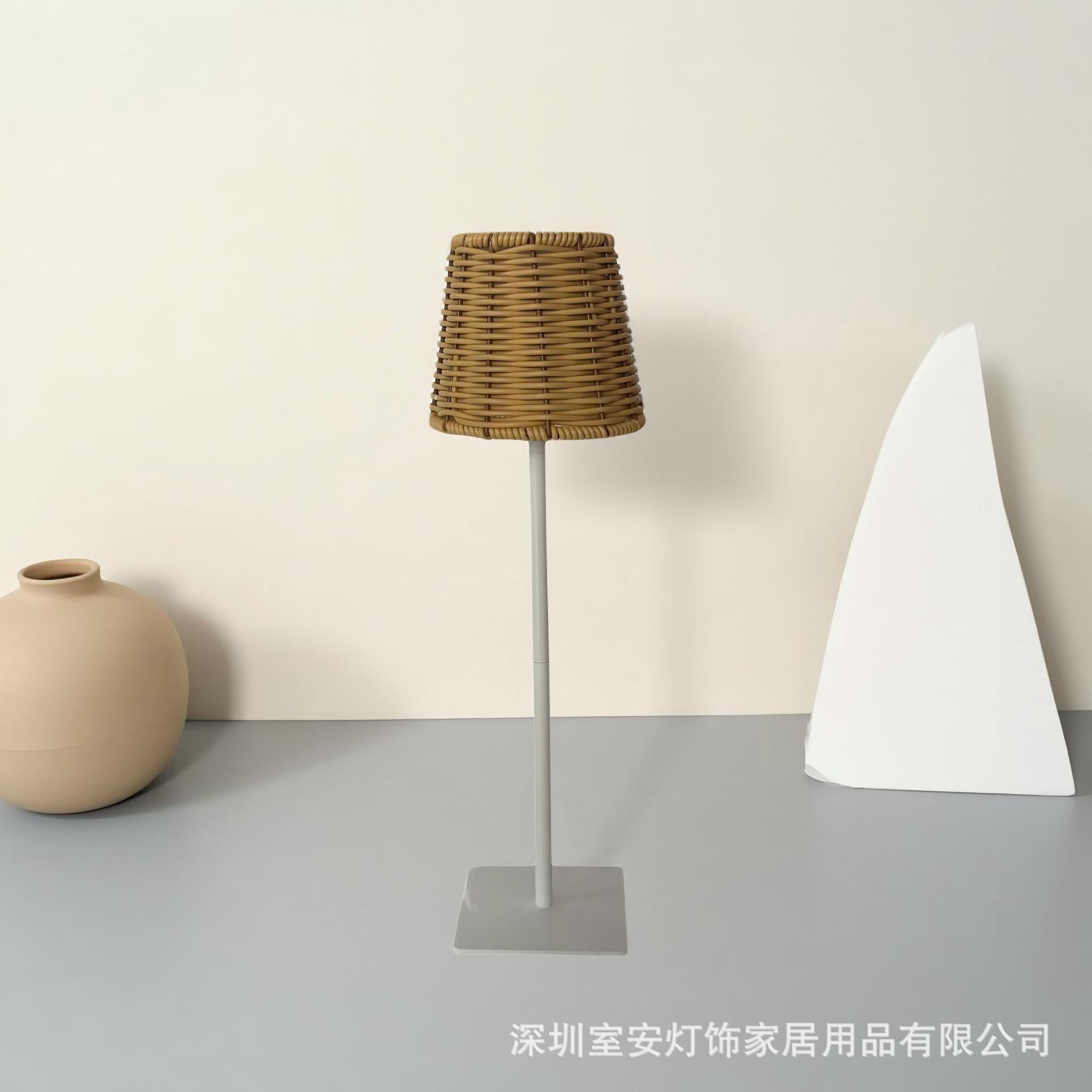 Lámpara de Mesa LED de Ratán Recargable USB con Luz de Ambiente para Sala de Estar y Restaurante