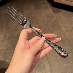 高品質のレトロな槌目フォークとスプーン、洋食家庭用インターネットセレブの高級スプーン、厚みのあるハンドル、クリエイティブなステンレススチールのフォークとスプーン