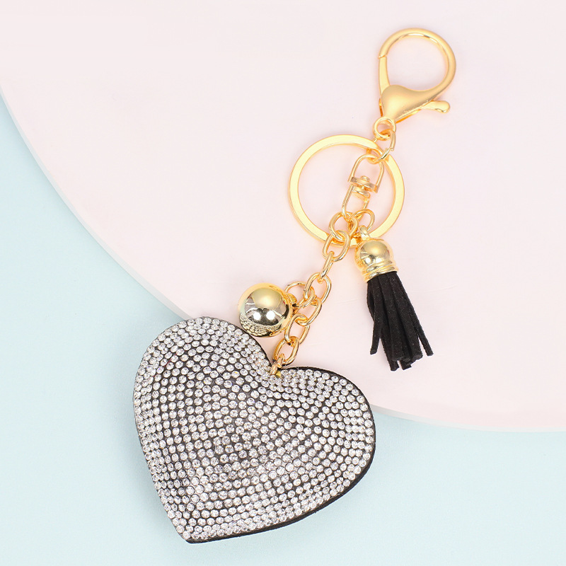 Venta caliente transfronteriza terciopelo coreano diamante color sólido amor corazón pelo bola llavero colgante bolso de las mujeres accesorios personalización