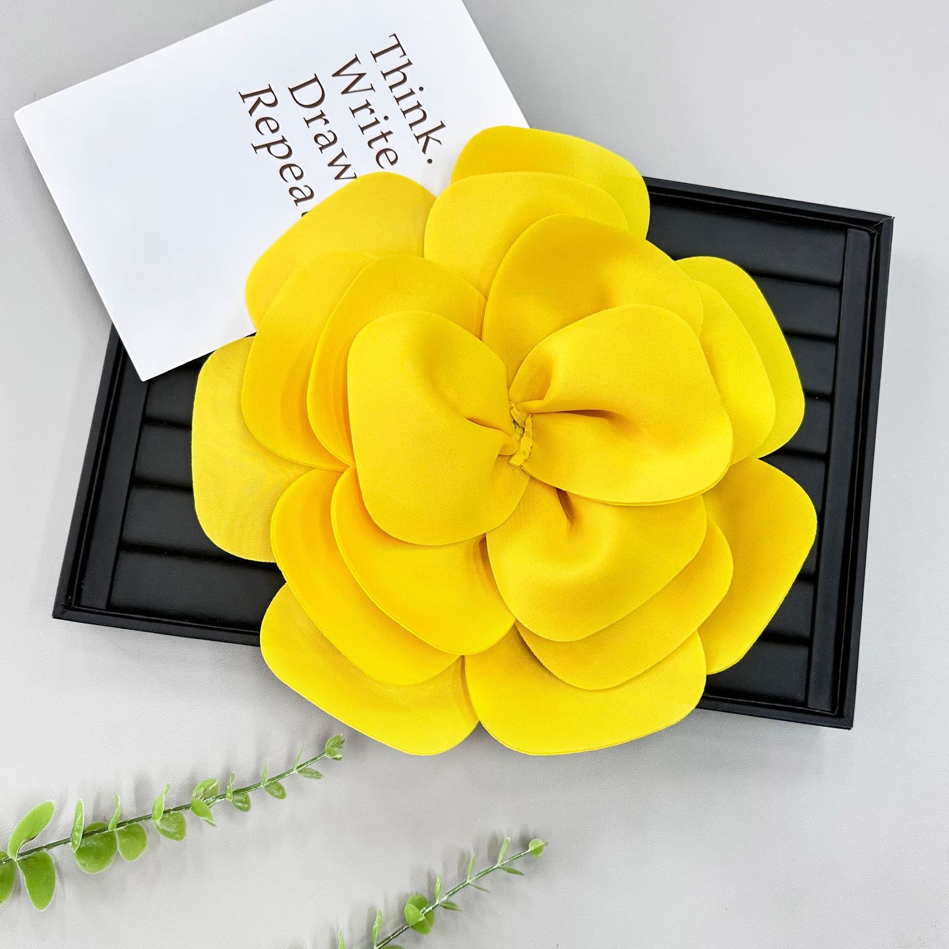 Nuevo corsage de flores tridimensional versátil en tela, accesorios para vestidos de novia, disfraces de espectáculo, trajes de baile y decoraciones cosidas a mano.