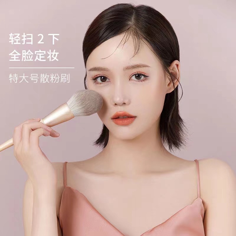 滄州散粉化粧ブラシの大きいサイズはふわふわしていて柔らかいです。化粧木の柄をセットして化粧道具を磨きます。|undefined