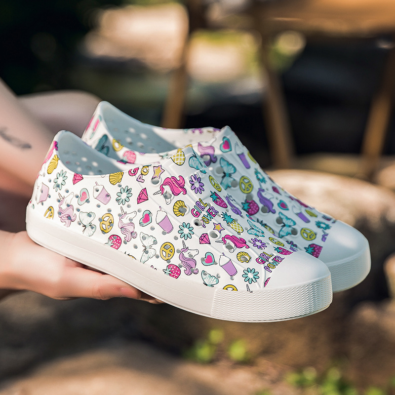 LUCHI zapatos con agujeros pareja verano nuevo estilo graffiti transpirable vadeo hueco hombres y mujeres sandalias de playa casuales en stock