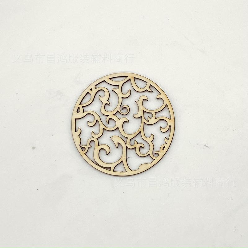 Diyアクセサリーの木製の透かし彫りのペンダントの透かし彫りの窓の花の木の切れの60mm-70mmの透かし彫りの円の現物の卸売り|undefined