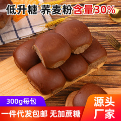 砂糖を入れていないそばのパンは手でそばを裂いて、古いパンの代わりに食事をします。