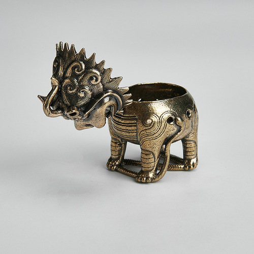 Pure brass aged unicorn incense burner hollow Pixiu stepping on snakes and auspicious animals aromatherapy burner Chinese style home furnishings crafts