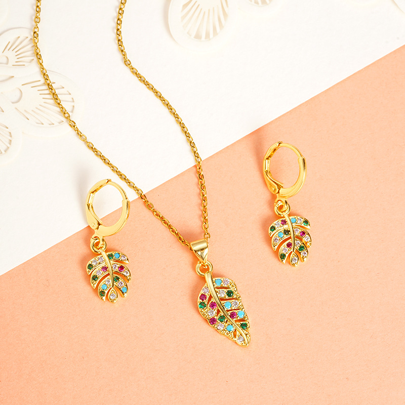 Collar de oro de arena vietnamita, pendientes de hojas de diamantes de color de lujo ligero de nicho, sentido del diseño, joyería de moda femenina que no se desvanece durante mucho tiempo