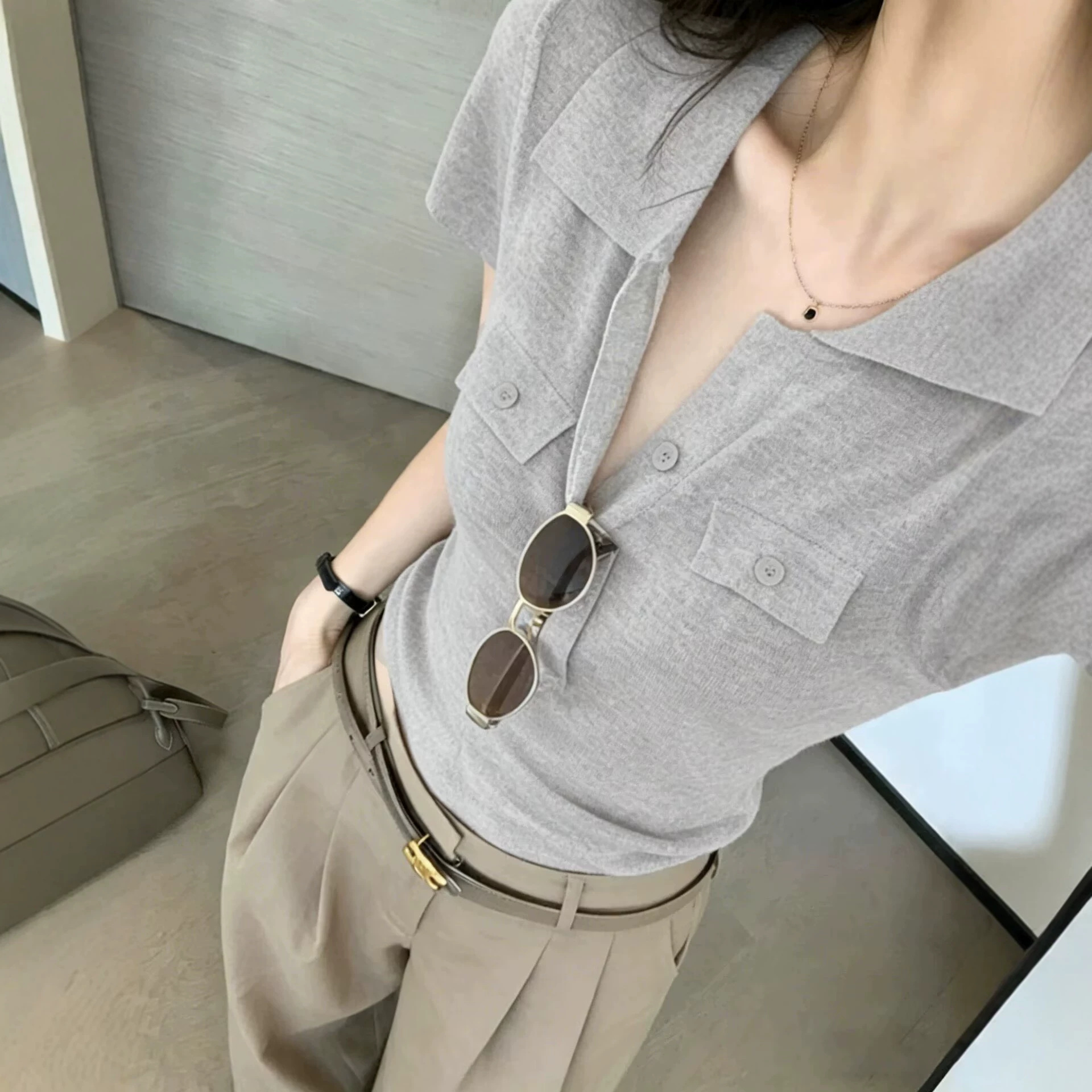 Áo thun polo nữ tay ngắn cổ bẻ phong cách công sở — màu nâu nhạt chi tiết 1