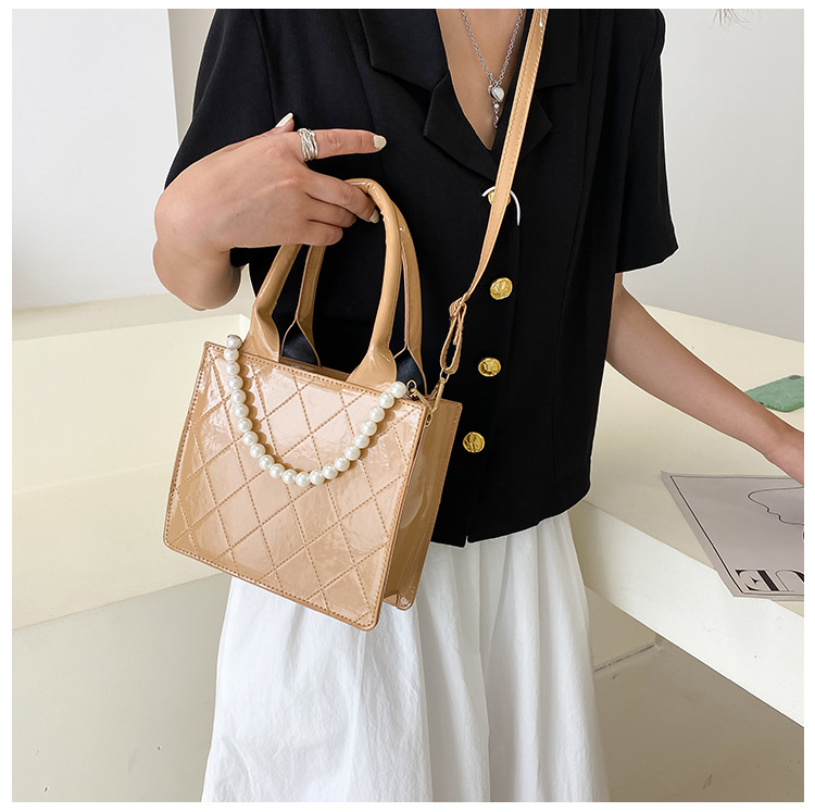 Fashion Solid Color Plaid Texture Pearl Chain Messenger Bag Wholesale Nihaojewelry display picture 13