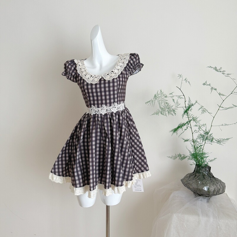 Lace Lapel High-Waisted Plaid Dress with Sleeves in a Bear-Like Style Lace Lapel High-Waisted Plaid Dress with Sleeves in a Bear-Like Style
