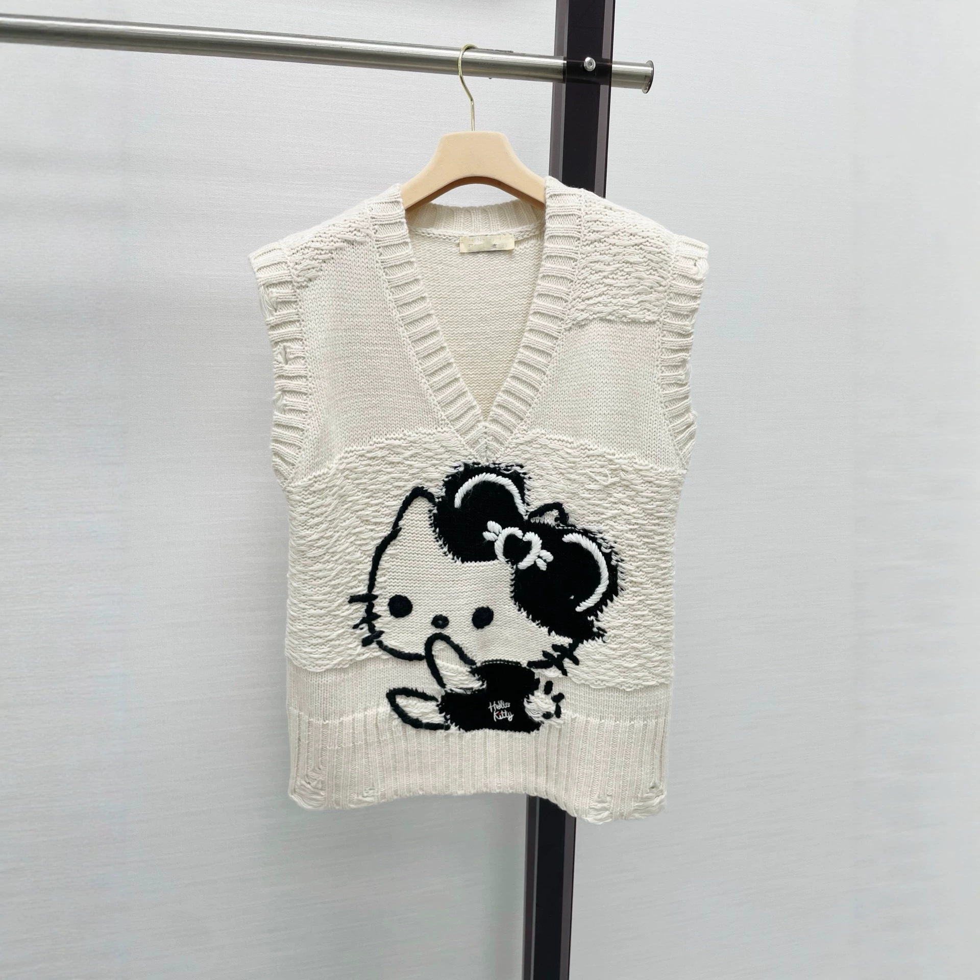 MM's 2026 Autumn New Cartoon Cute Cat Jacquard V-neck Pullover Loose Sleeveless Knitted Vest Top