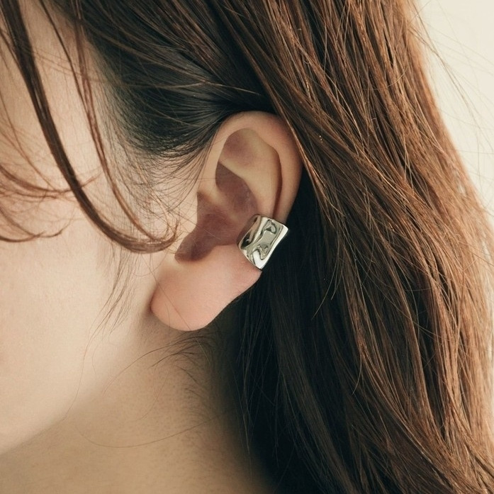 Otoño y invierno nuevos aretes de pince de aretes de hueso de aretes de cinco elementos retro nicho de diseño de aretes de lujo ligero de alto nivel