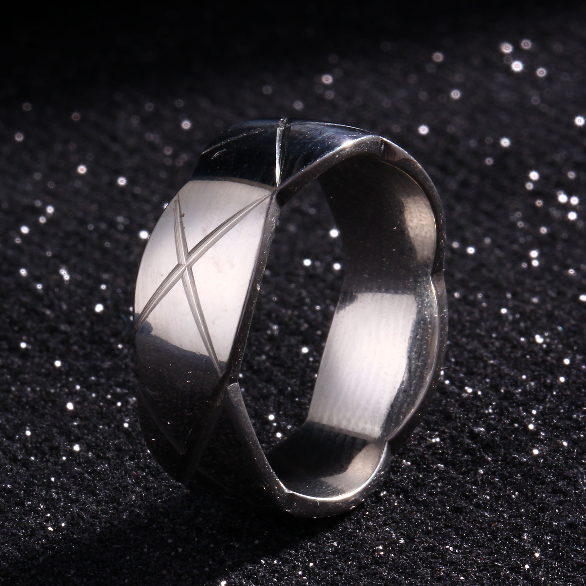 Joyería de estilo europeo y americano con formas irregulares, bordes ondulados y patrones de diamantes, anillos de acero inoxidable y titanio, suministro directo del fabricante.
