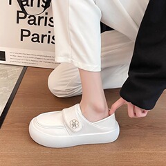 看護靴の女性の春夏の通気性の柔らかい底の長い駅は疲れません。