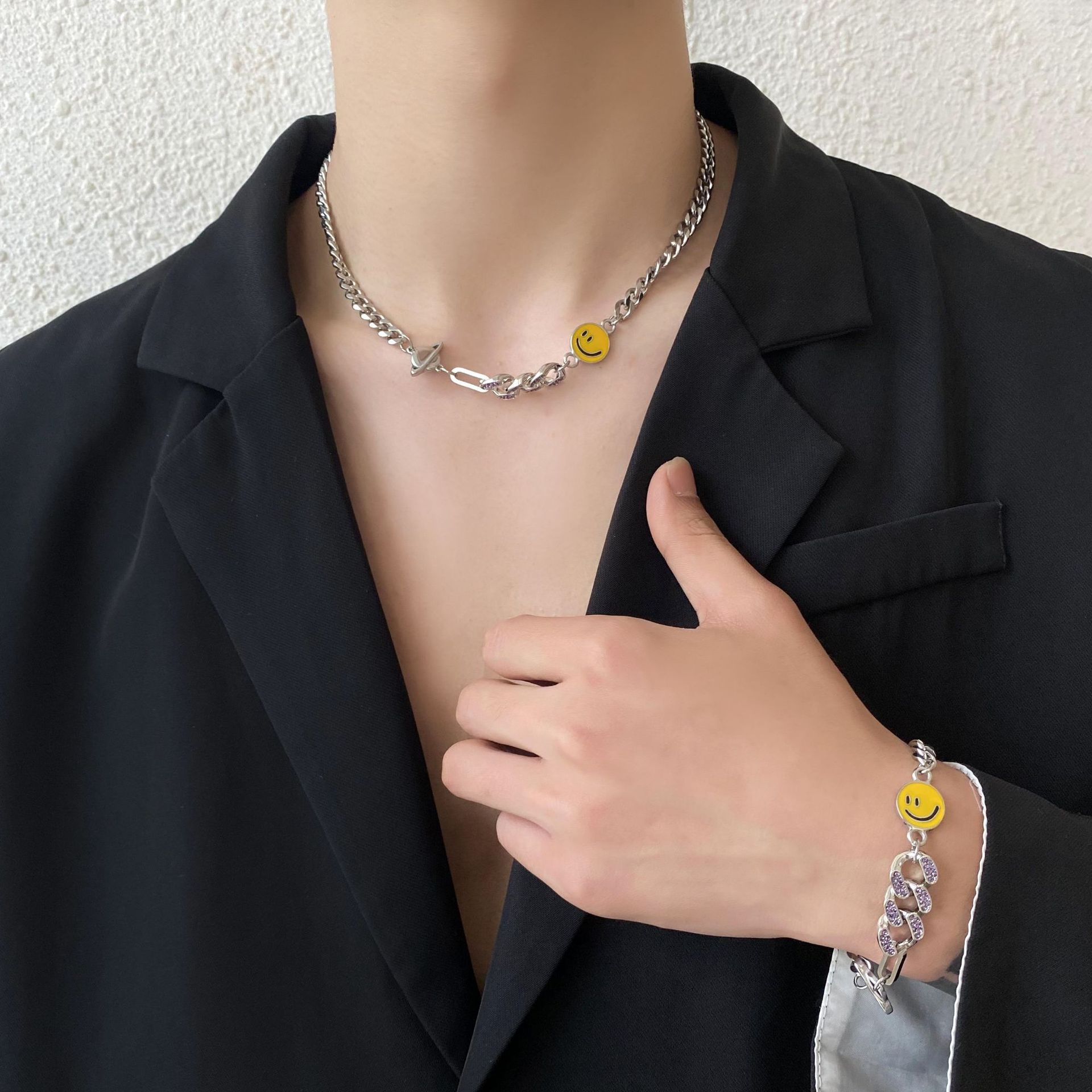 Unieke en veelzijdige unisex ketting met smileygezicht en planeetmotief, bezet met diamanten, gemaakt van titaniumstaal, in Cubaanse stijl._voghion.com