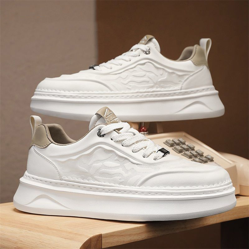 2025 verano nuevos zapatos de hombre pequeños zapatos blancos de moda masculinos versátiles coreanos cómodos zapatos de skate casuales deportivos