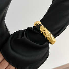 跨境饰品手饰时尚圆形宽纹弹簧高级感小众不规则合金bracelet手镯