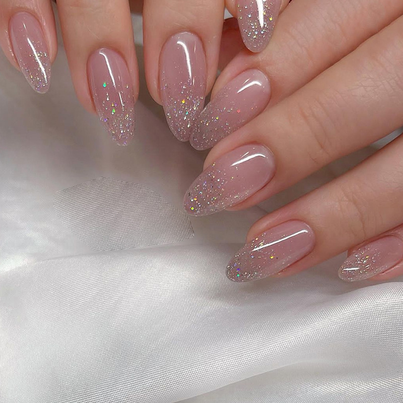 Schlicht, rein, rosa und zart, mit einer Rüstung mit glänzenden silbernen Puderverzierungen wie Traum- und Sternenfluss-Nagelkunst_voghion.com