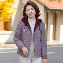 妈妈秋装外套秋冬季夹克加绒上衣服中老年2025新款连帽风衣两件套