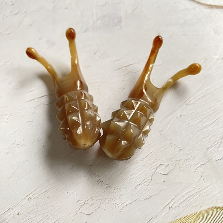 牛の角の鼻のフォークの手の雷は花のツボの顔のマッサージ器の黒い花の牛の角の中実のハンドを彫って遊びます。|undefined