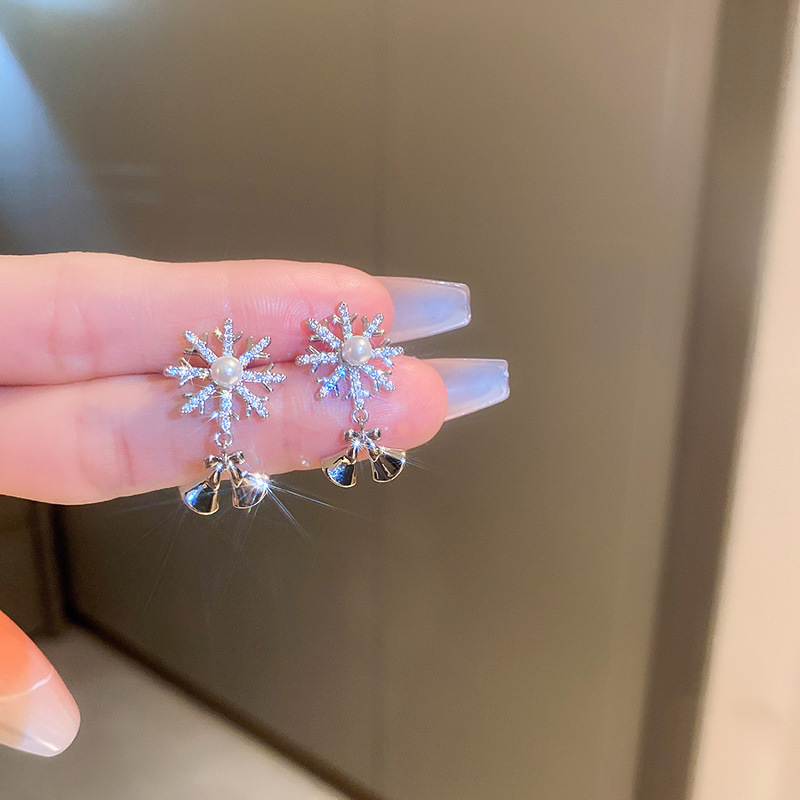 Retro Snowflake Copper Inlay Zircon Earrings 1 Pair