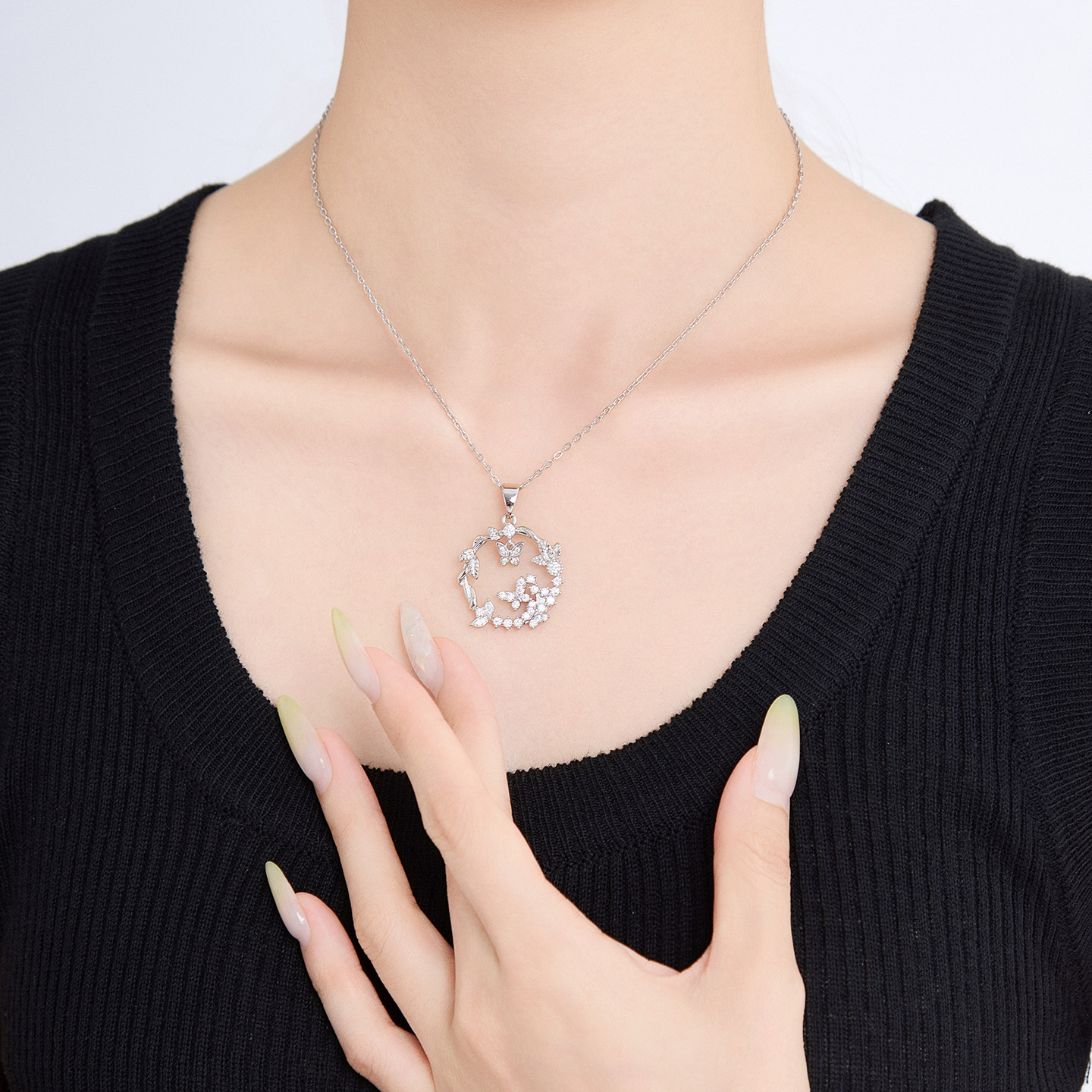Xuping círculo geométrico collar de corona de mariposa nicho femenino diseño ligero de lujo en el viento dulce temperamento collar mayorista