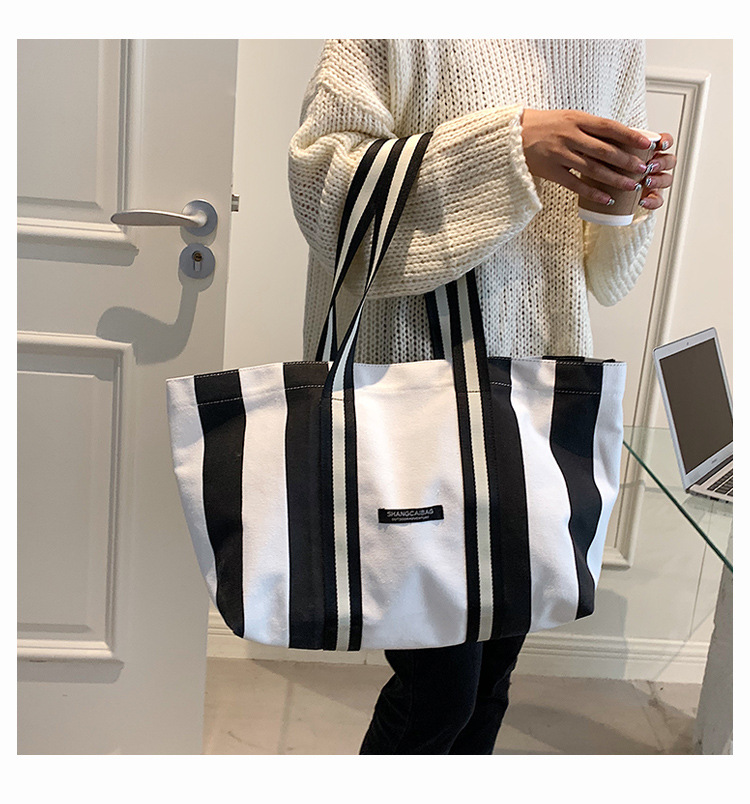 Canvas Large Capacity Fashion Striped One-shoulder Underarm Bag Autumn And Winter Texture Sports Tote Bag display picture 2