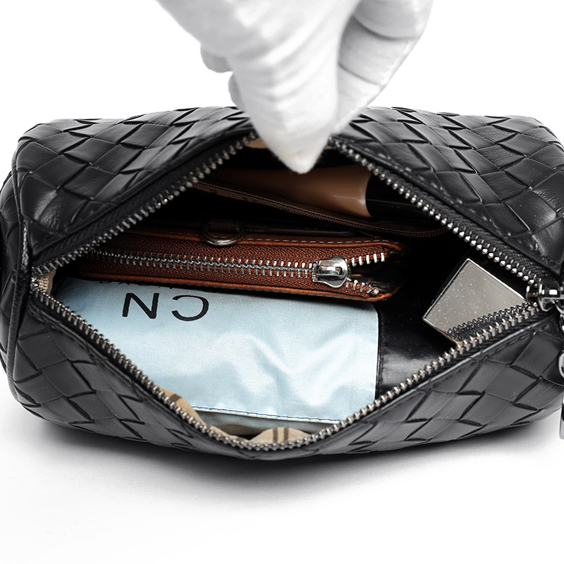 Bajo las axilas bolsos 2024 nuevo estilo de moda bolsos de hombro texturas retro bolsos de mujer bolsos casuales versátiles mochilas