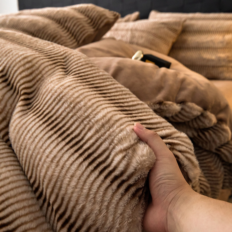 Piel cálido invierno conejo pelaje de cuatro piezas conjunto 2025 nuevo coral leche de lana de lana de doble cara cama gruesa otoño invierno