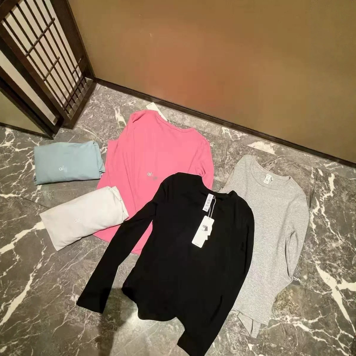 Brand A offers 5 colors of round neck solid color long-sleeved knitwear for slimming yoga wear, suitable for sports, running, and fitness.