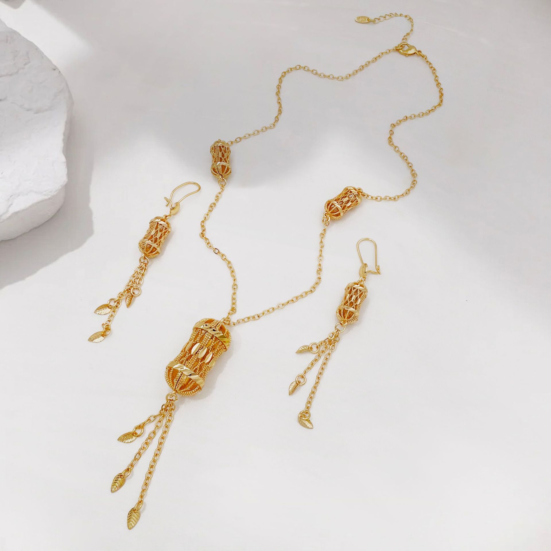 Cuerpos de cobre chapados en oro collar conjunto de joyas para mujeres opciones transfronterizas populares colgantes de orejas de dos piezas conjunto de joyas para mujeres image 5